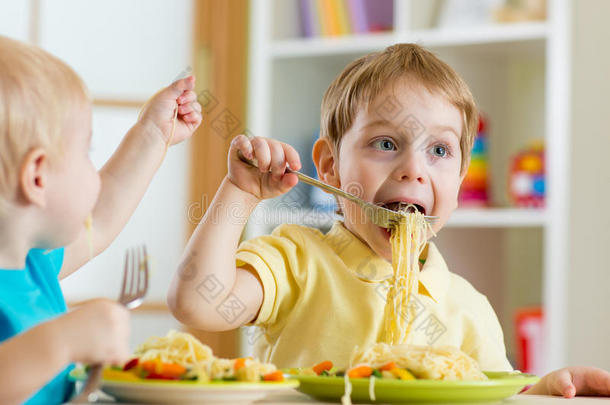 在幼儿园吃饭的孩子