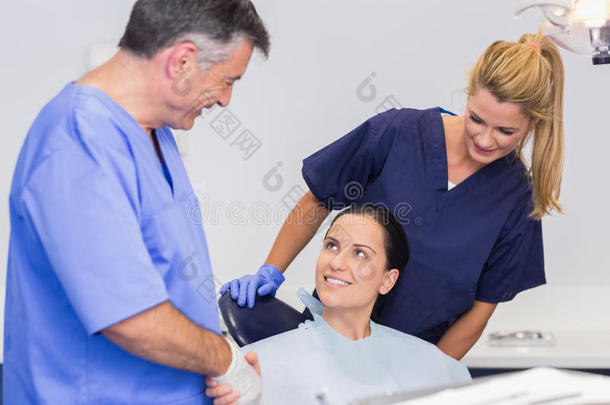 牙医和护士介绍病人