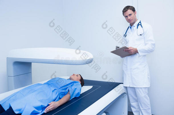 医生和病人在X线摄影室