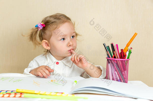 可爱的女孩用彩色铅笔画画