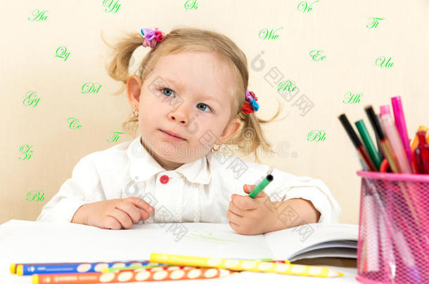 幼儿园幼儿园可爱的小女孩用彩色<strong>铅笔</strong>和毛毡笔<strong>画画</strong>