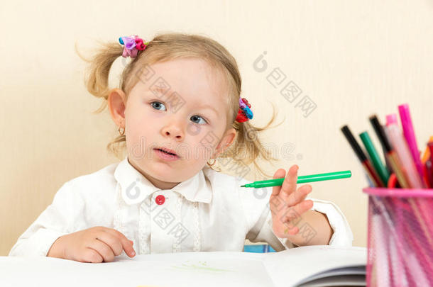 <strong>幼儿园幼儿园</strong>可爱<strong>的</strong>小女孩用彩色铅笔和毛毡笔画画