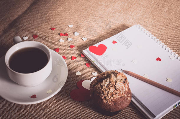 巧克力松饼，咖啡和麻布质地的心