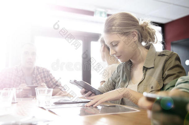 一群青少年在一家小吃店连接在公共无线网络上