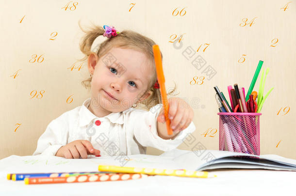 幼儿园幼儿园可爱的小女孩用彩色<strong>铅笔</strong>和毛毡笔<strong>画画</strong>