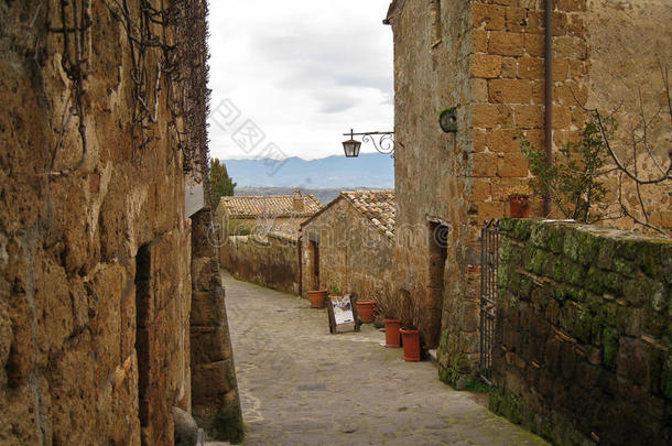 意大利城市Civita-di-Bagnoredgio舒适的街道
