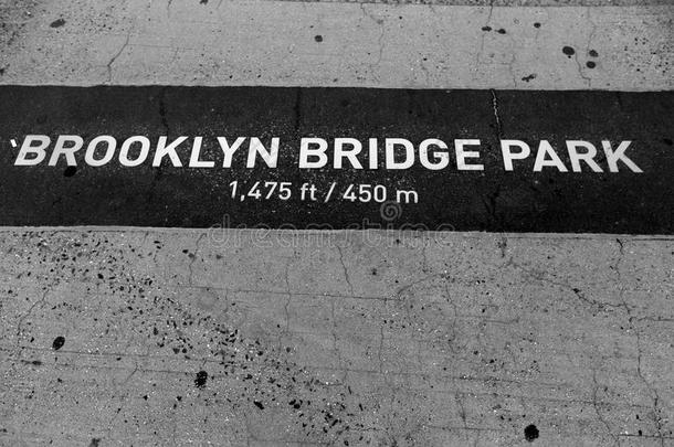 布鲁克林桥公园<strong>标志</strong>画在纽约的<strong>地板</strong>上