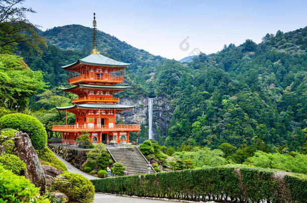 那契、日本宝塔和瀑布