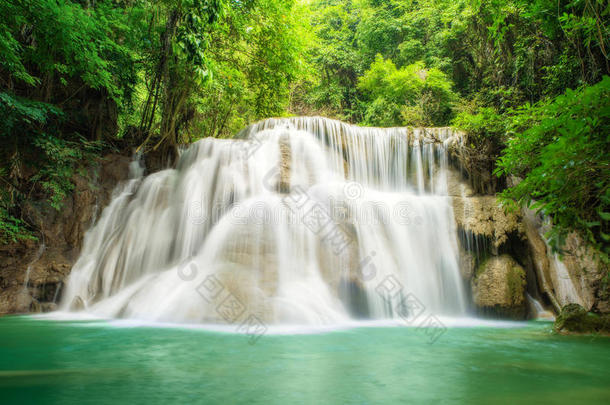 泰国坎查纳布里的深林瀑布