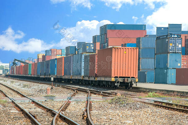 货物列车平台与货运列车集装箱在仓库