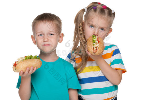 两个孩子吃热狗