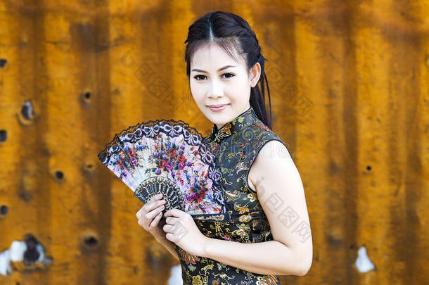 中式女背礼服传统旗袍