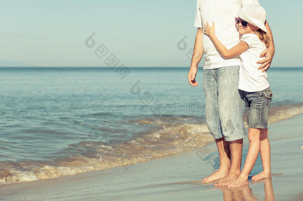 <strong>父亲和女儿在海滩</strong>上玩耍。