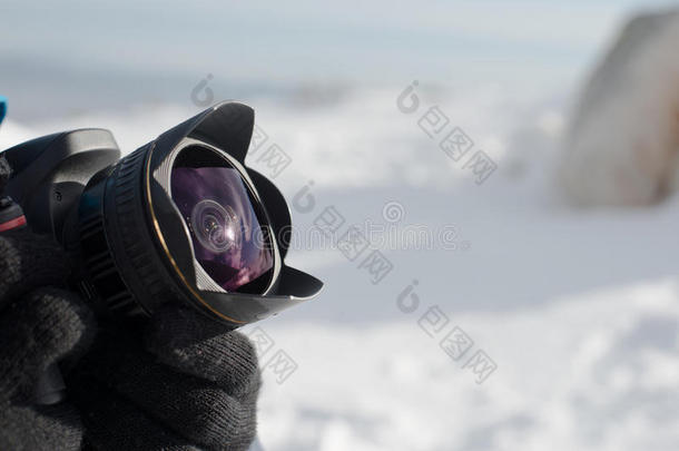 特写镜头上广角镜头的图像，背景上覆盖着积雪的景观