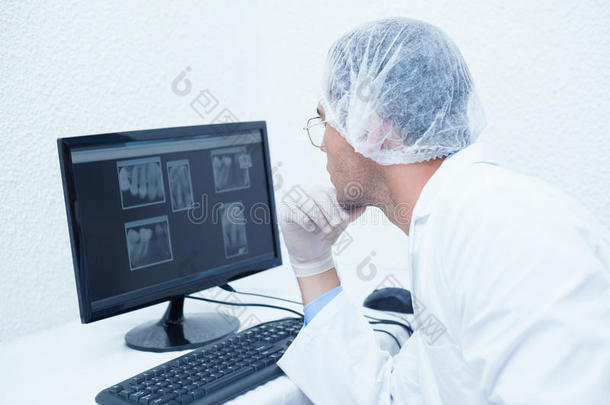 牙医在电脑上看X光