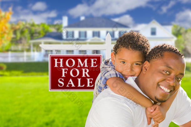 非裔美国人的孩子，父亲在销售标志和房子前面