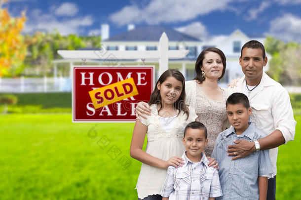 拉美裔家庭在出售房产前的标牌、房子