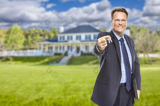 房地产经纪人在家门口拿着房子钥匙