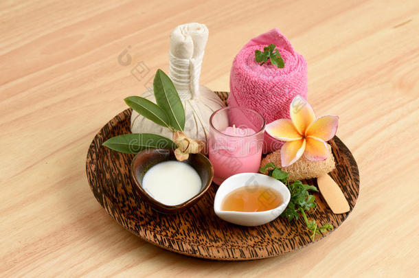 奶油新鲜草药面膜与新鲜牛奶，常春藤葫芦和蜂蜜，水疗与天然成分泰国。