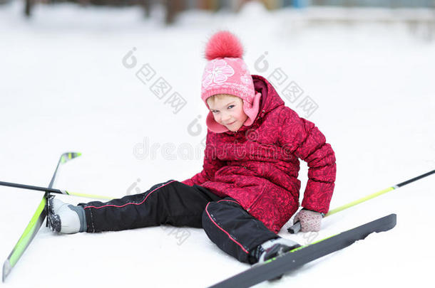 冬天从事滑雪的孩子