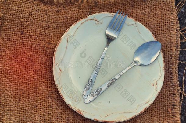 空盘子和勺子叉子。