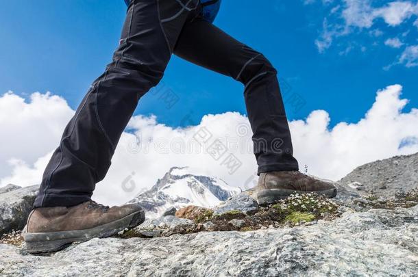 山岭登山鞋的特写。