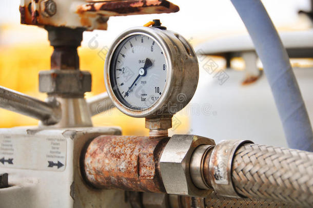 压力表用于测量系统中的压力，油气工艺用压力表来监测压力状况