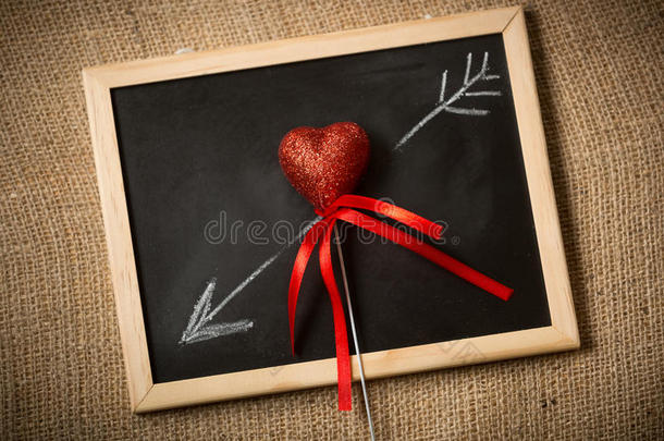 画在黑板上的箭头穿过装饰的心脏