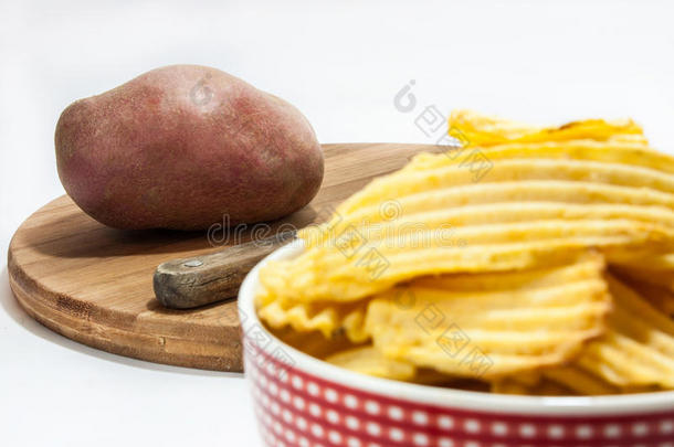 碗里的薯片和生红土豆