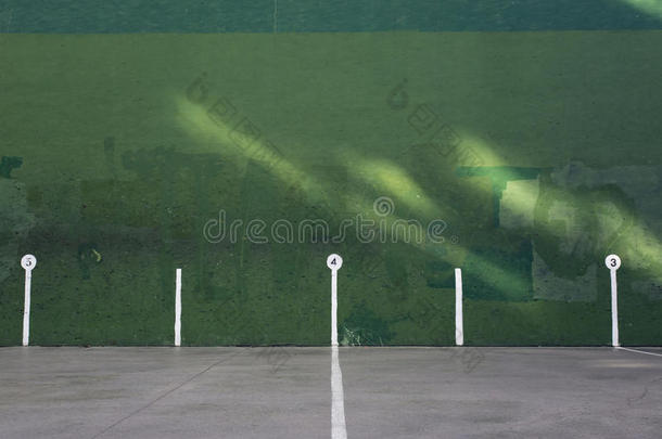 绿色墙，有部分用于踏板