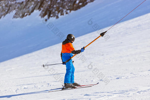 奥地利因斯布鲁克山地滑雪度假村的滑雪者