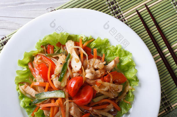 中国鸡肉沙拉与蔬菜水平顶部视图