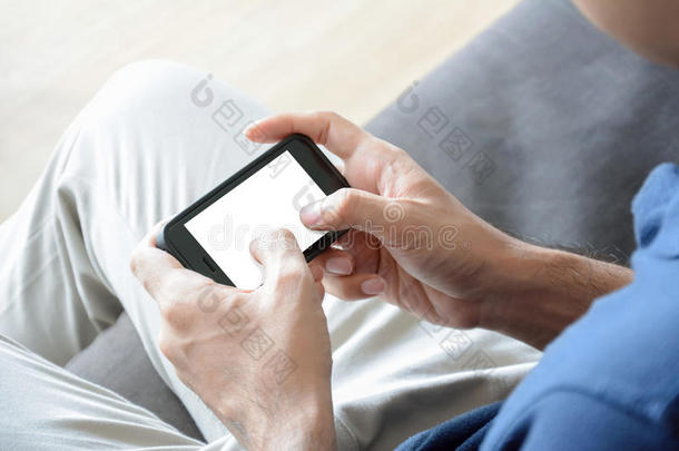 一个坐在沙发上使用智能手机的人