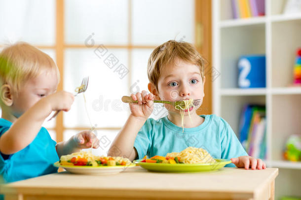 孩子们在幼儿园吃饭