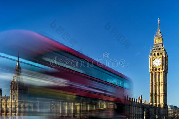 大本钟和<strong>路过</strong>的红色公共<strong>汽车</strong>在伦敦，英国