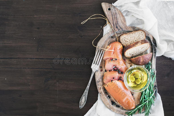 开胃套餐：鸡肉、面包、橄榄、香料和玫瑰