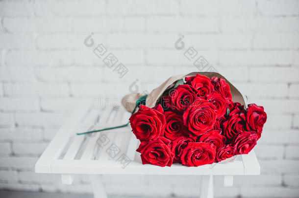 礼品盒和红玫瑰。 在情人节送给女人的礼物