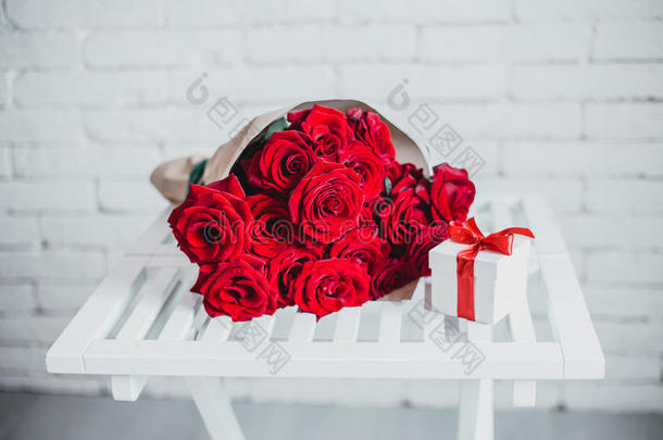 礼品盒和红玫瑰。 在情人节送给女人的礼物