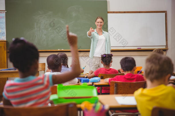 学生们上课时举手