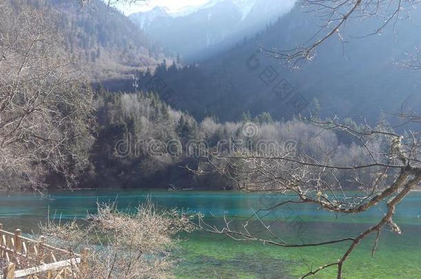 清澈的蓝色清澈的湖水与山景