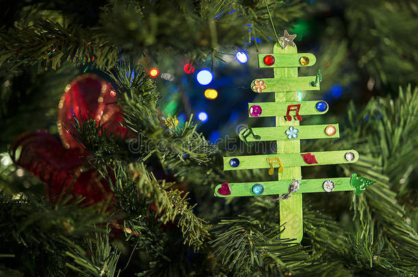 手在树上做圣诞装饰