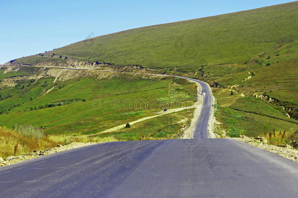 山地公路与景观。北高加索旅行。