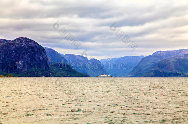 挪威峡湾背景的游轮