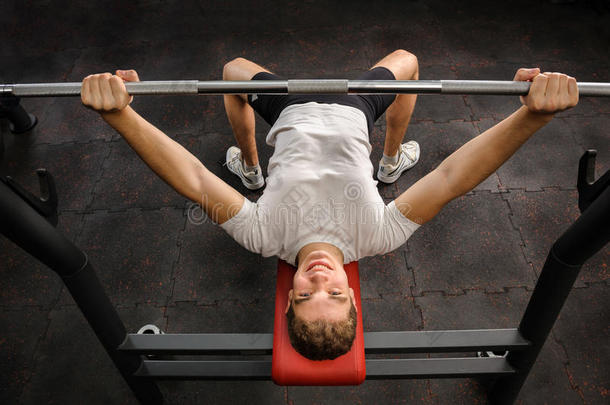 一个年轻人在健身房做<strong>卧底</strong>练习