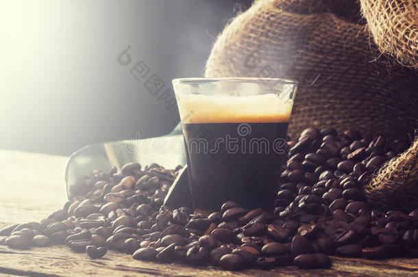 加咖啡豆的杯子里的浓缩咖啡。