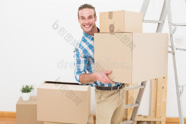 面带微笑的男人拿着纸板搬动箱子