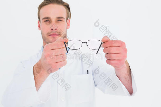 眼睛测试旁边的眼镜师
