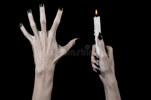 手拿蜡烛，蜡烛被点燃，黑色的背景，孤独，温暖，在黑暗中，双手死亡，双手女巫