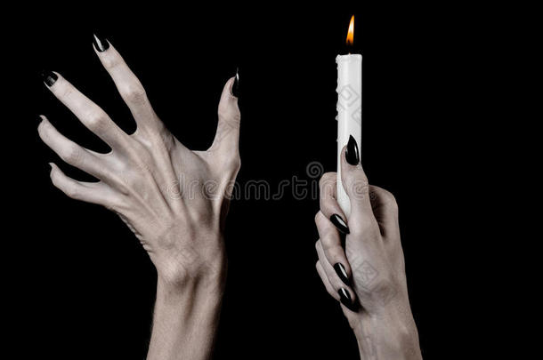 手拿蜡烛，蜡烛被点燃，黑色的背景，孤独，温暖，在黑暗中，双手死亡，双手女巫