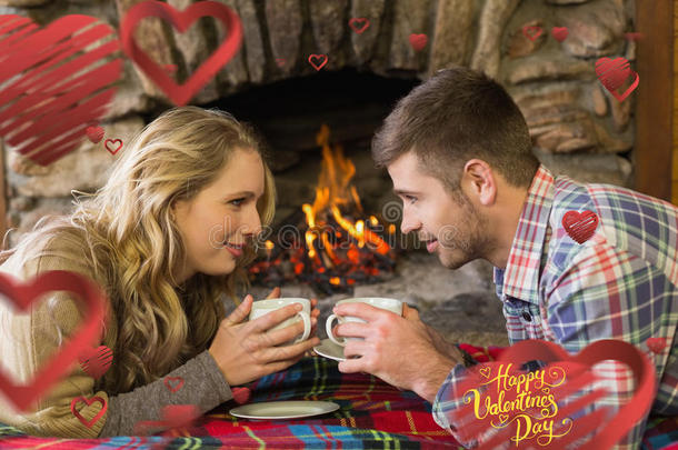 在点燃的壁炉前有茶杯的夫妇的复合图像